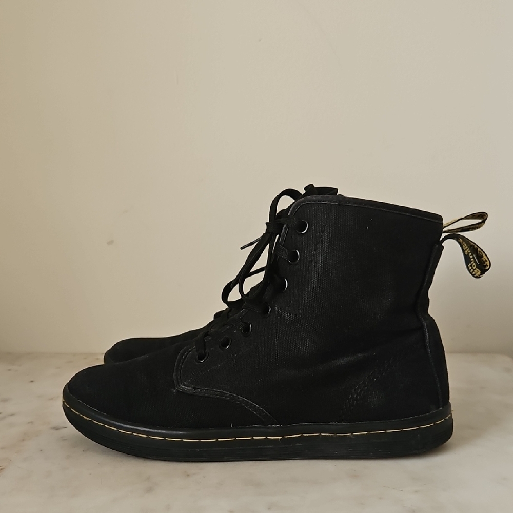 DR. MARTENS: Black Shoreditch Combar Boots
